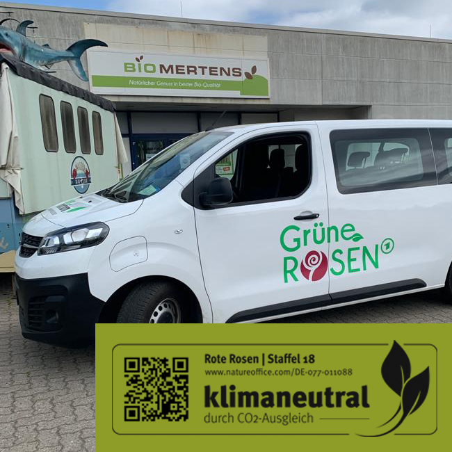 Foto von Produktionsbus mit Grünen Rosen Logo